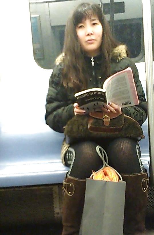 25P New York Subway Girls Busted and Caught Looking