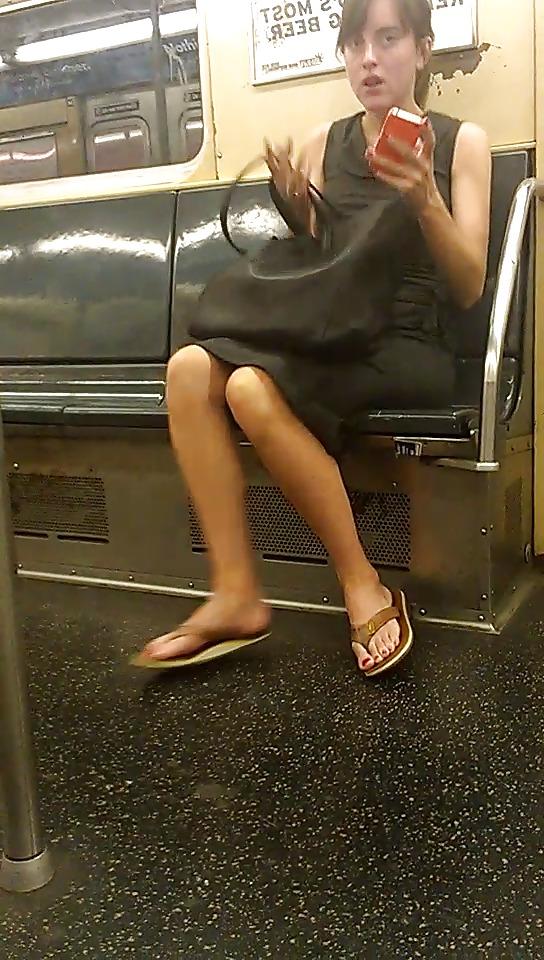 25P New York Subway Girls Busted and Caught Looking
