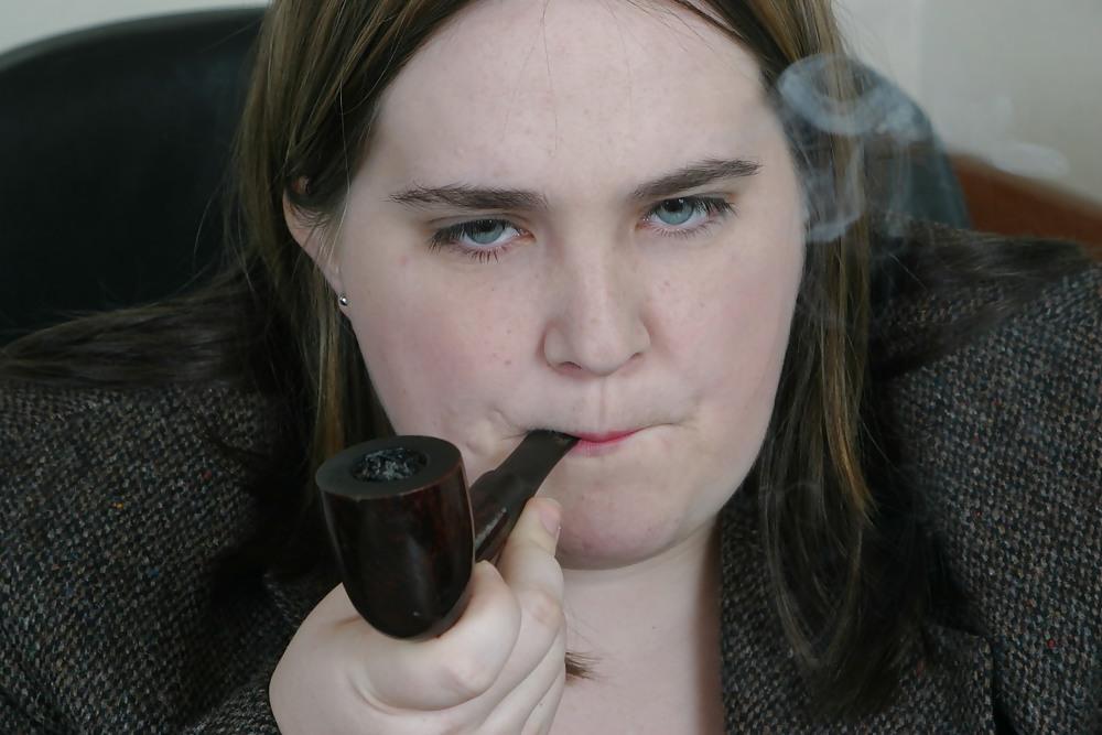25P Kaylee smoking