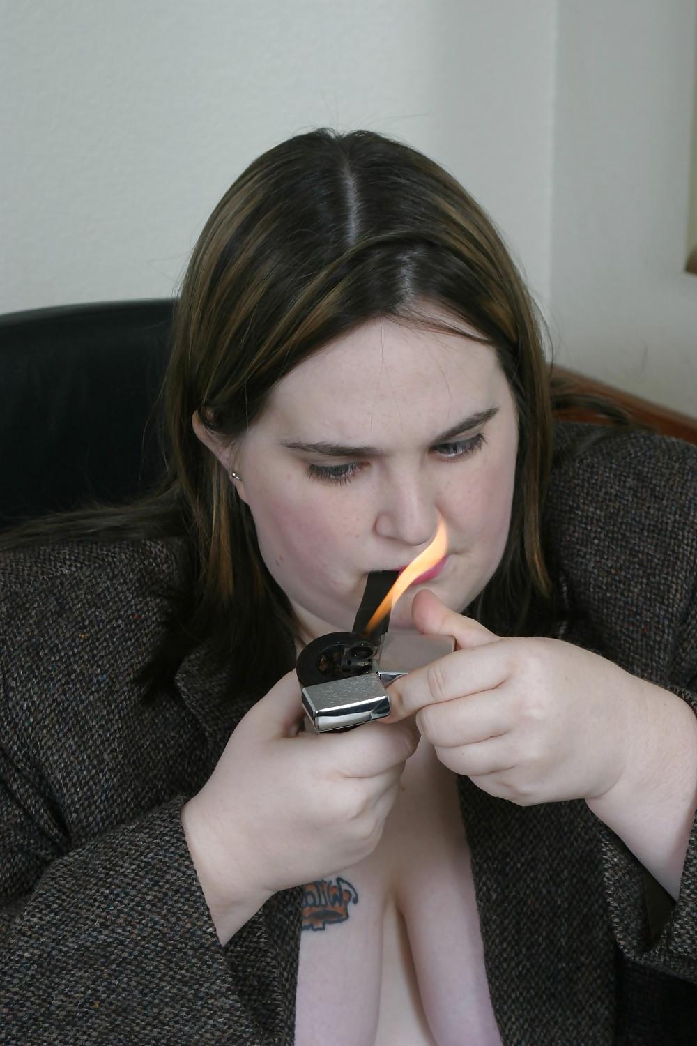 25P Kaylee smoking