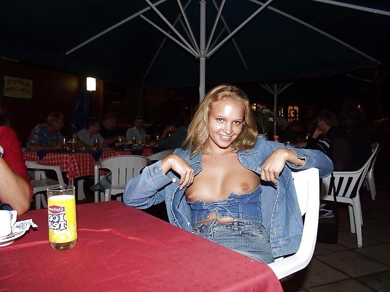 13P Deutsche MILF liebt öffentliche Nacktheit - N. C.