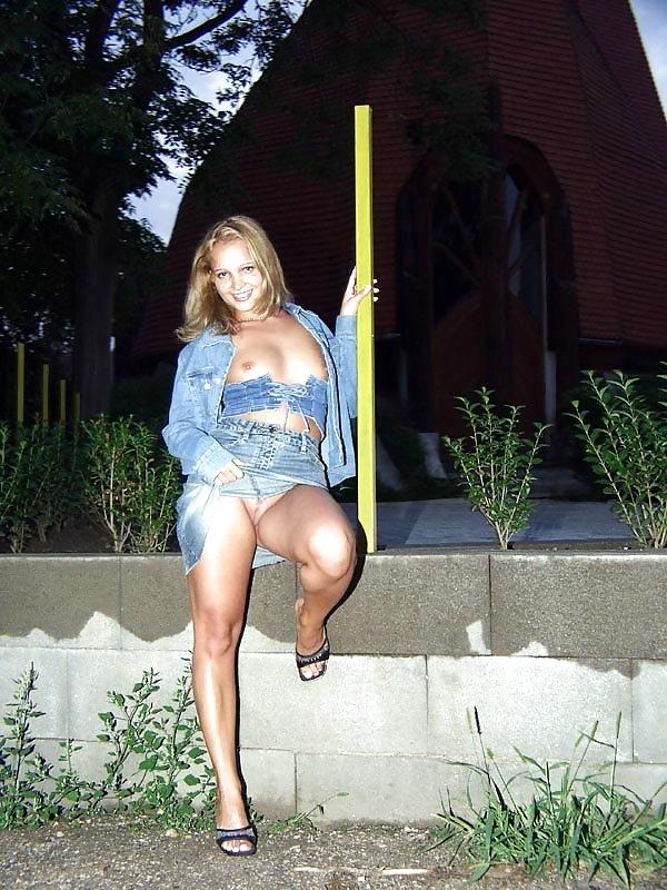 13P Deutsche MILF liebt öffentliche Nacktheit - N. C.