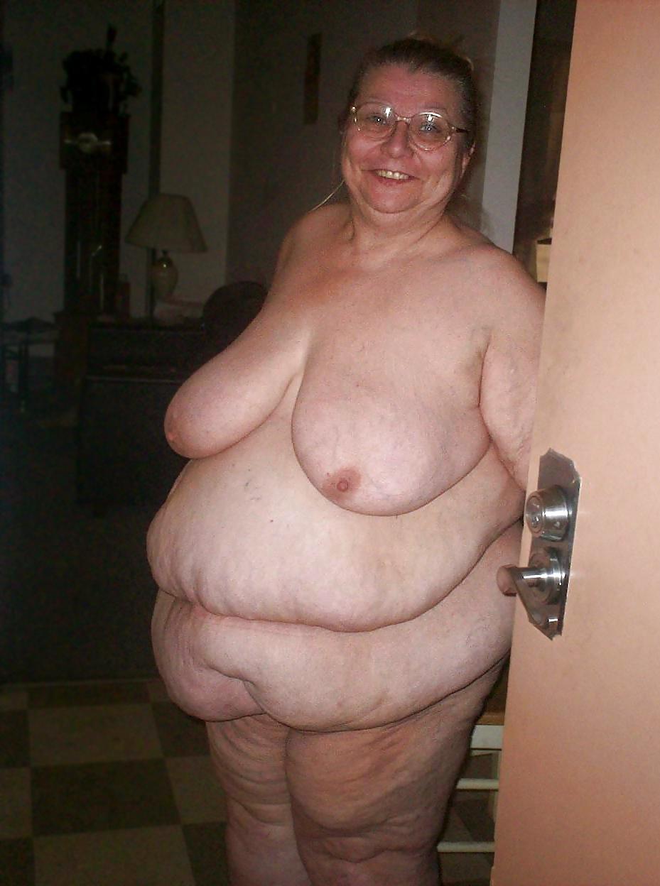 20P Mature women with saggy tits 8.
