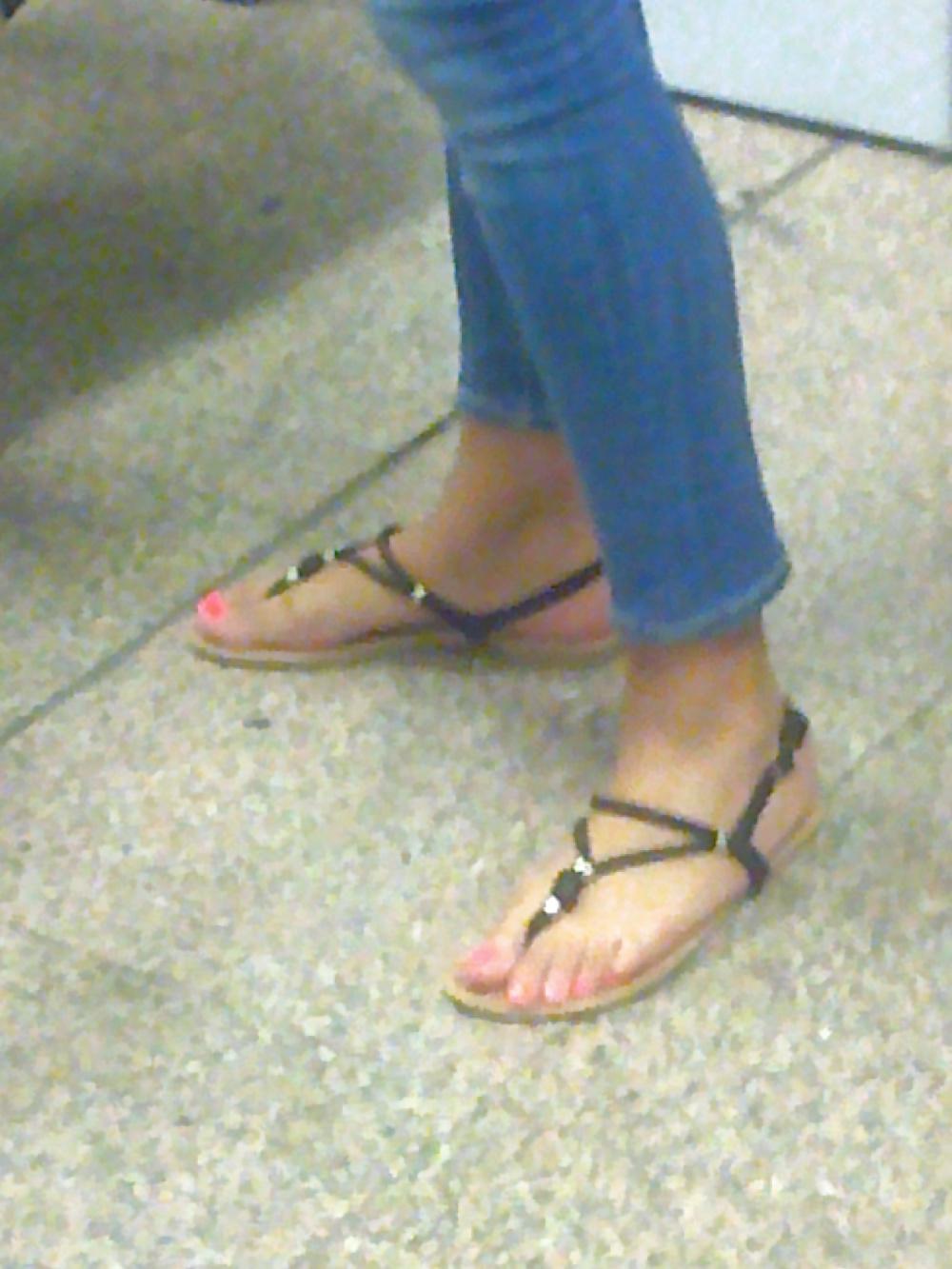16P Candid egyptian feet