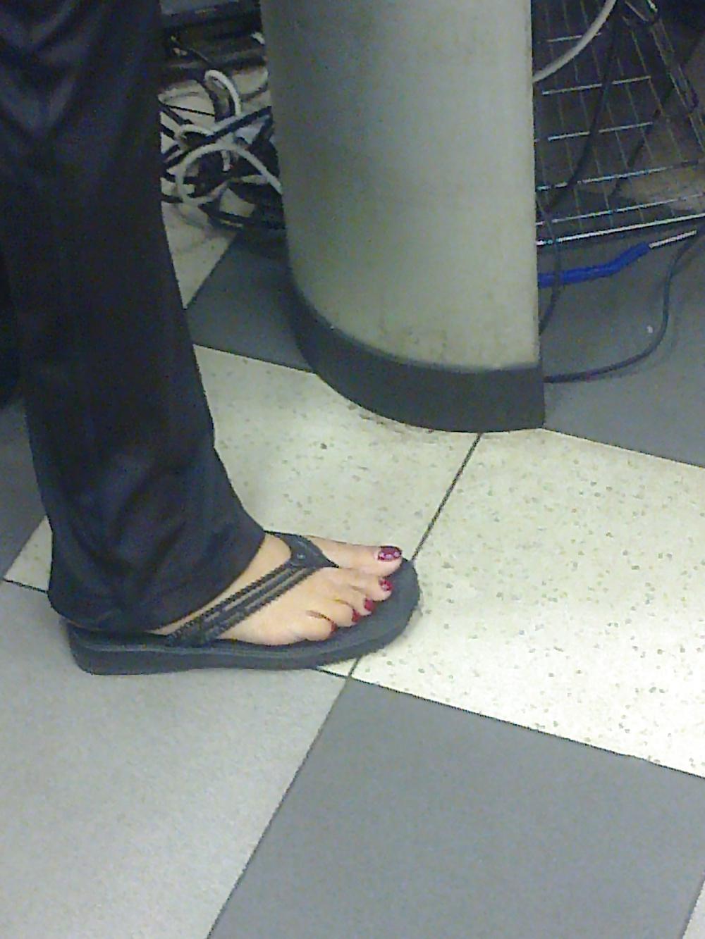 16P Candid egyptian feet