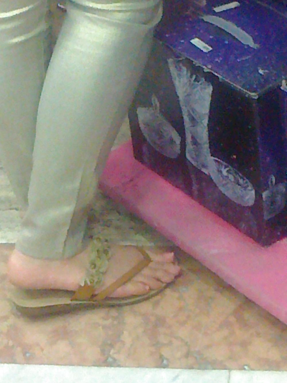 16P Candid egyptian feet