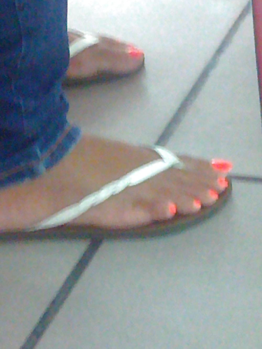 16P Candid egyptian feet