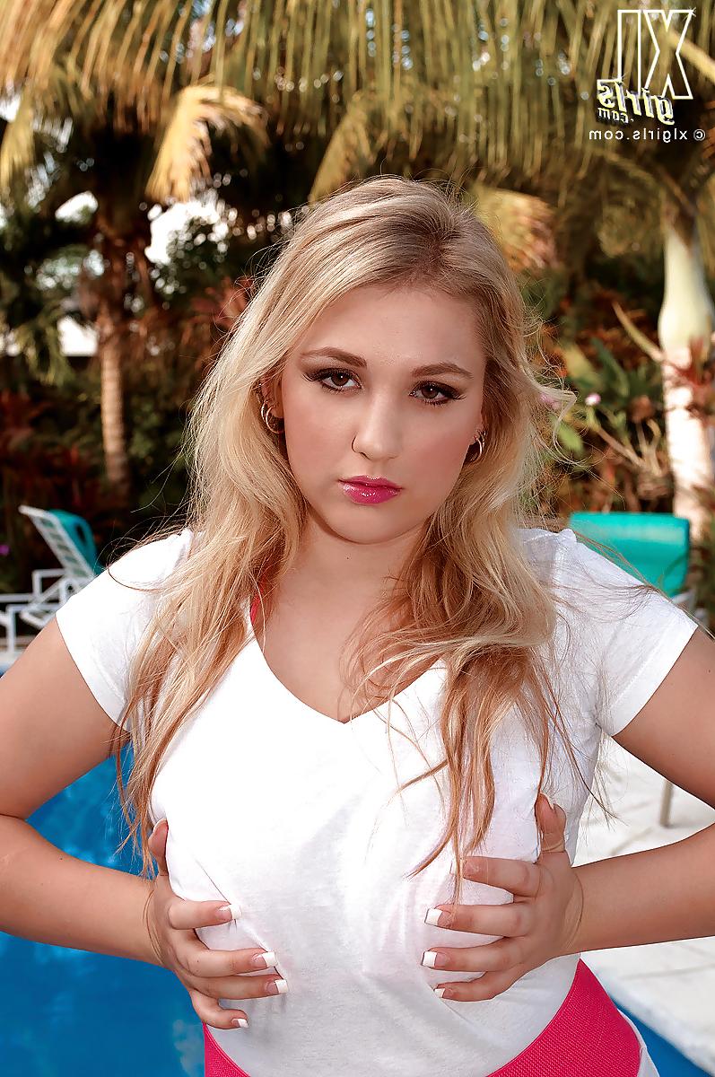 25P Young Teens mit Big Boobs am Pool von XXL