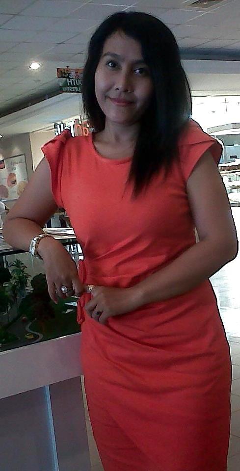 15P Indonesian Slut girl  Wadiyantie showing huge big  boobs