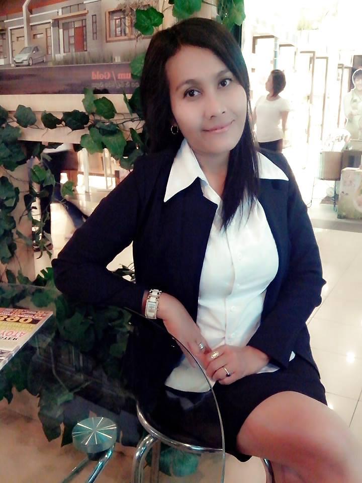 15P Indonesian Slut girl  Wadiyantie showing huge big  boobs