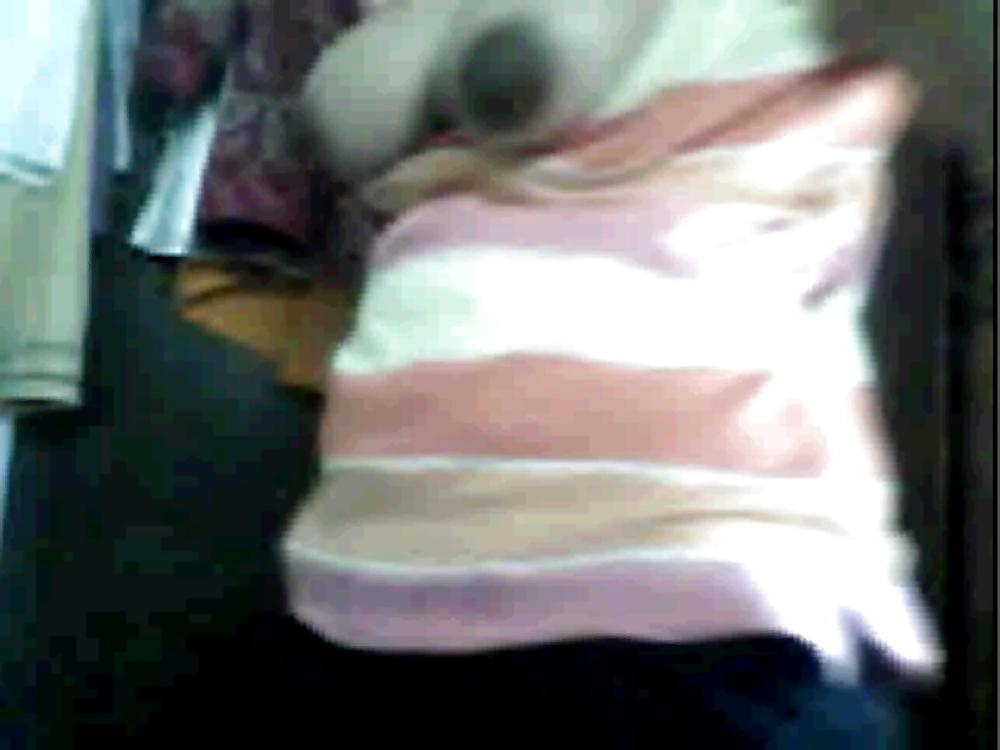 15P Indonesian Slut girl  Wadiyantie showing huge big  boobs