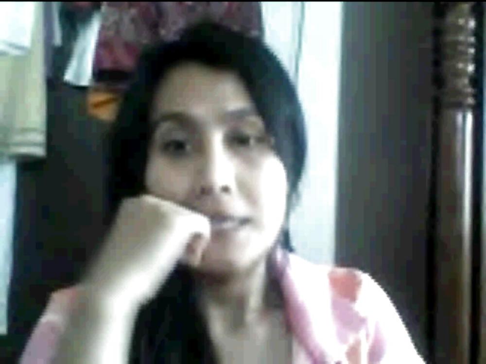 15P Indonesian Slut girl  Wadiyantie showing huge big  boobs