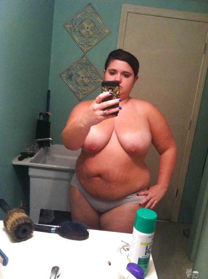 25P Fatty amateurs showing tits