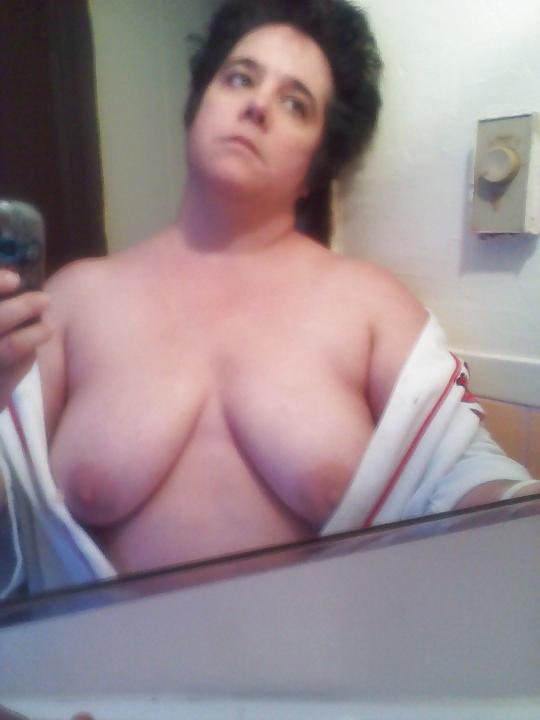 25P Fatty amateurs showing tits
