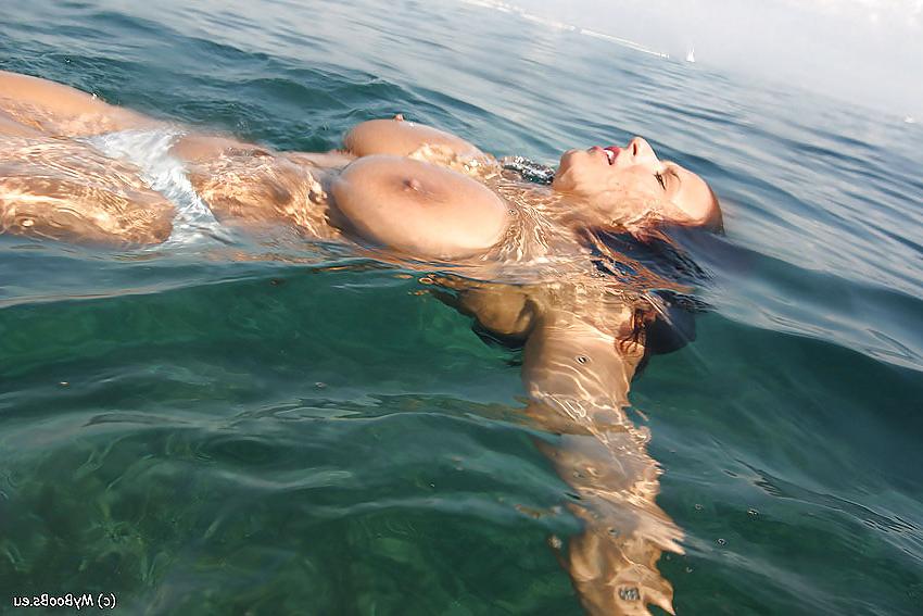 13P Big Boobs zwei Frauen unter Wasser 