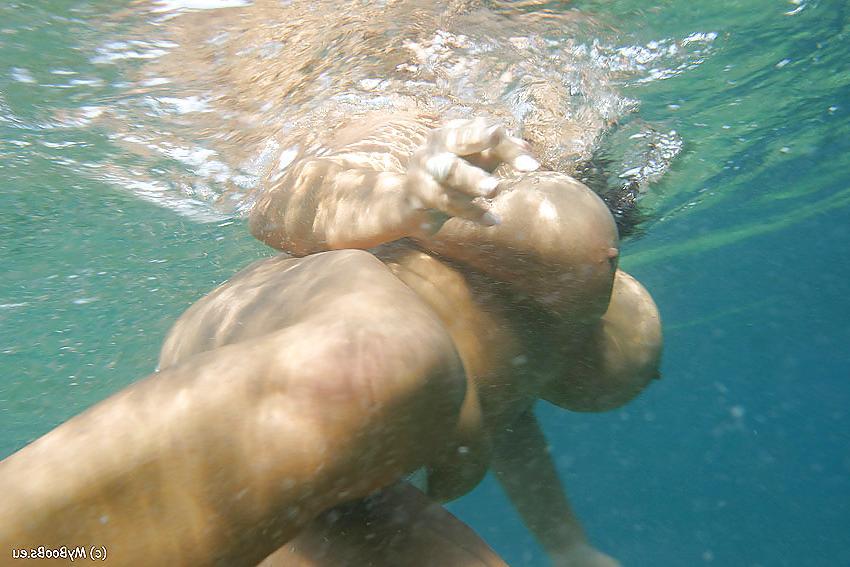 13P Big Boobs zwei Frauen unter Wasser 