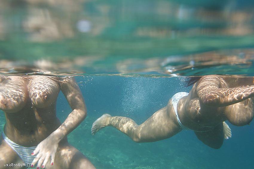 13P Big Boobs zwei Frauen unter Wasser 