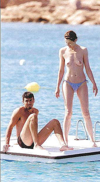 5P Geena Davis caught topless
