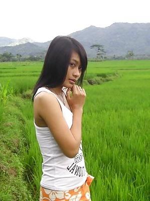 15P Indonesian Village Girl