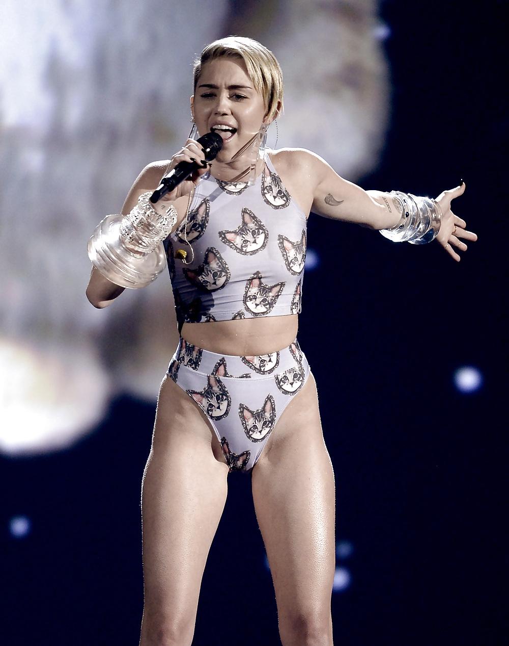 25P Sexy Miley Cyrus American Music Awards November 2013