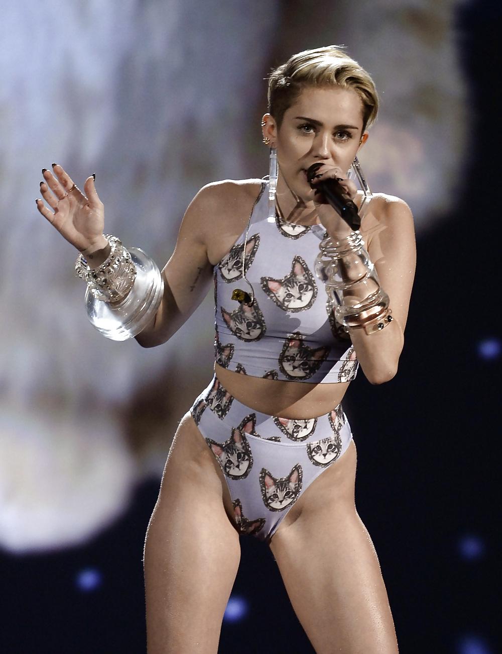 25P Sexy Miley Cyrus American Music Awards November 2013