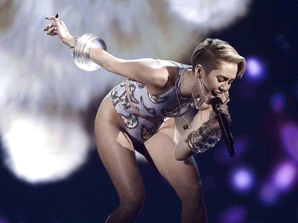 25P Sexy Miley Cyrus American Music Awards November 2013