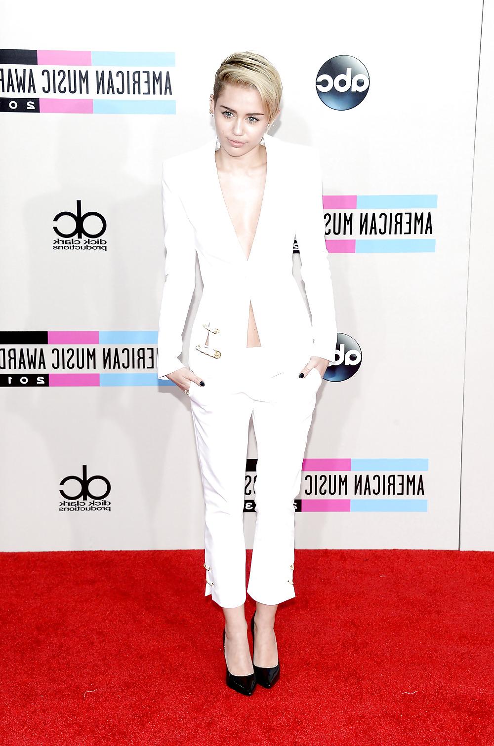 25P Sexy Miley Cyrus American Music Awards November 2013