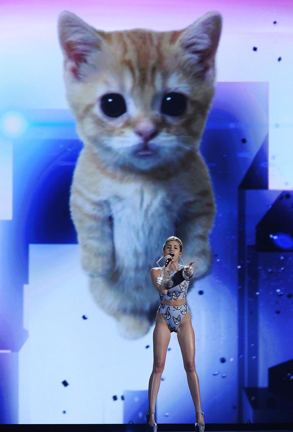 25P Sexy Miley Cyrus American Music Awards November 2013