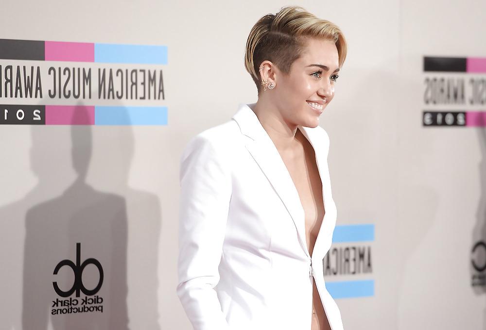25P Sexy Miley Cyrus American Music Awards November 2013