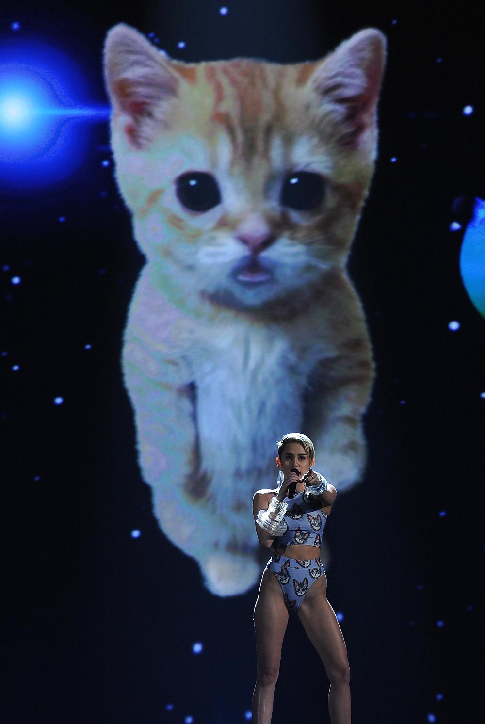 25P Sexy Miley Cyrus American Music Awards November 2013
