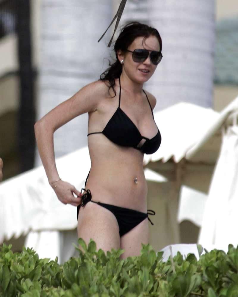 10P Lindsay Lohan having her boobs grabbbed at the beach