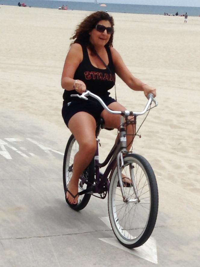 12P Venice candid boobs