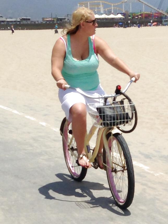 12P Venice candid boobs
