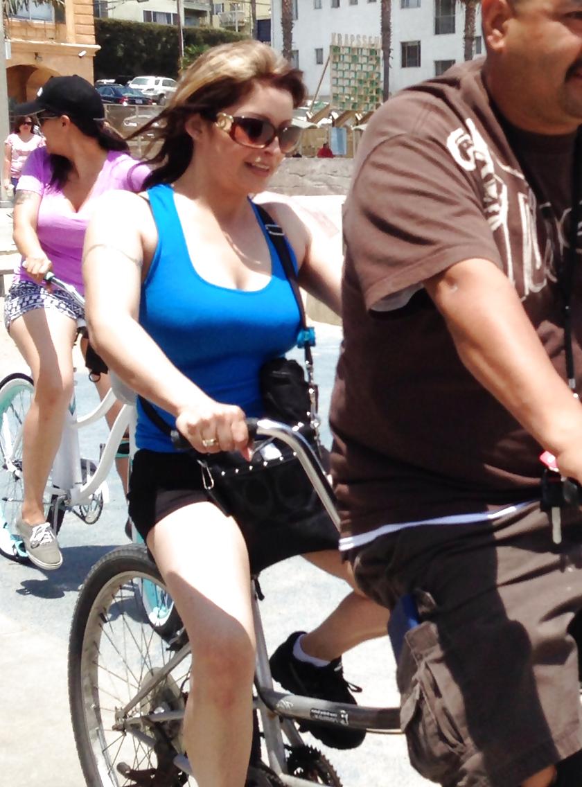 12P Venice candid boobs