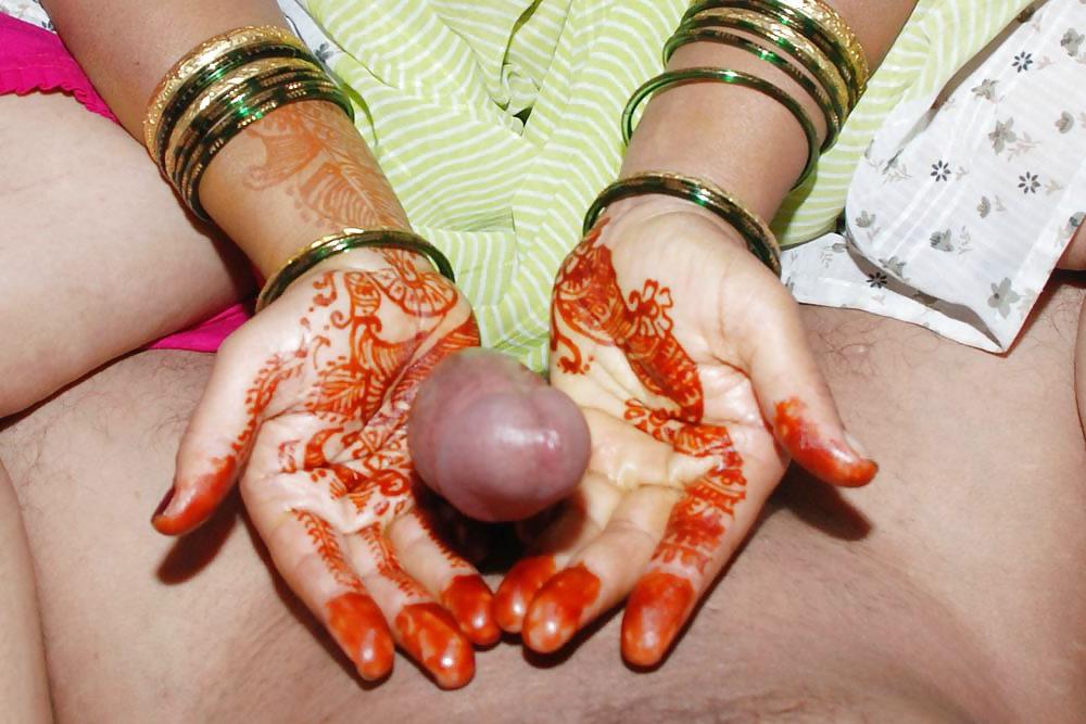 17P Indian mehndi wale hands