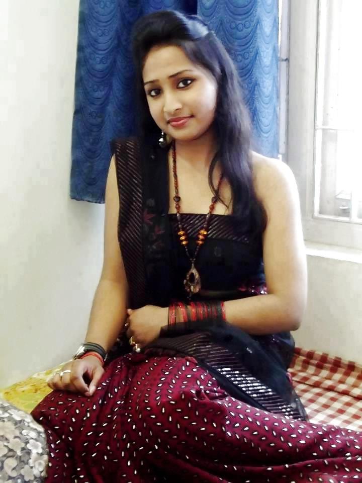 25P Pakistani and Indian College And School Girls Images