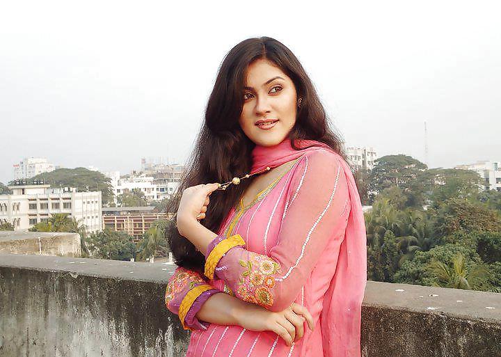 25P Pakistani and Indian College And School Girls Images