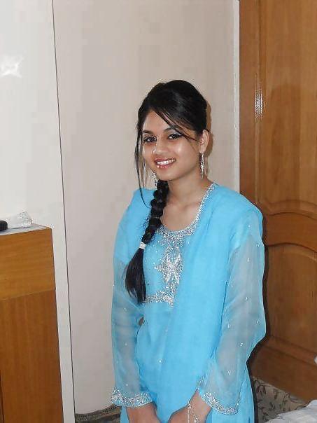 25P Pakistani and Indian College And School Girls Images