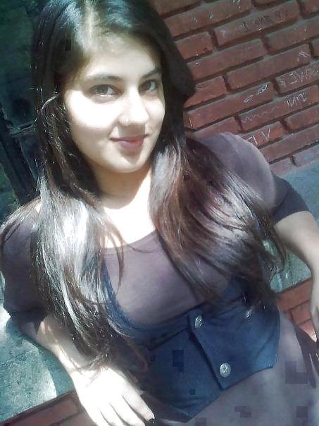 25P Pakistani and Indian College And School Girls Images