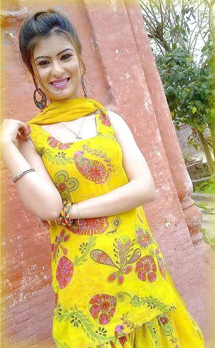 25P Pakistani and Indian College And School Girls Images