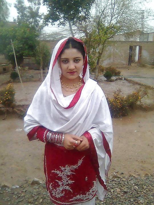 25P Pakistani and Indian College And School Girls Images