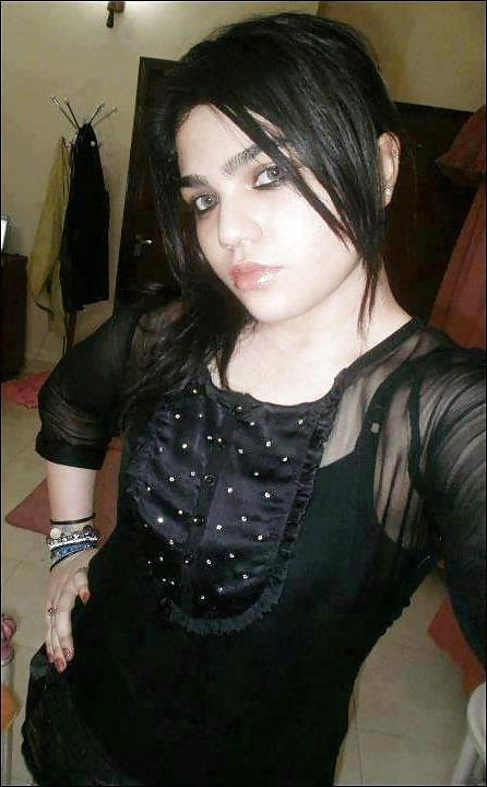 25P Pakistani and Indian College And School Girls Images