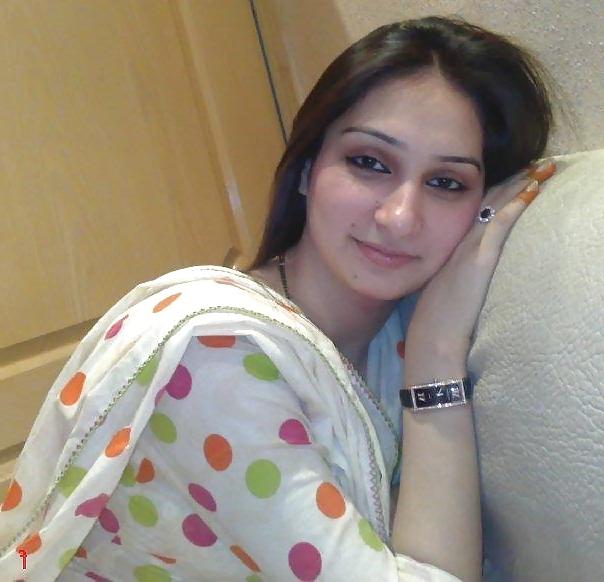 25P Pakistani and Indian College And School Girls Images