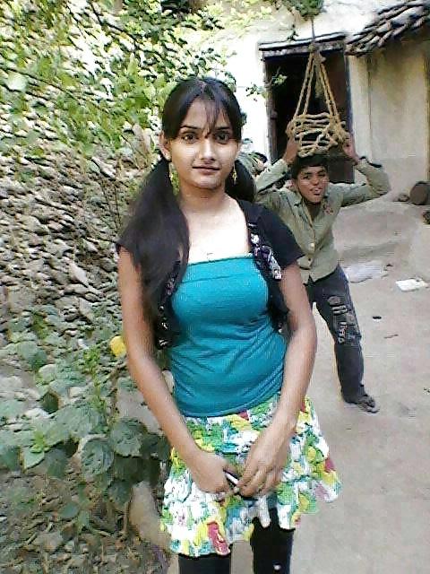 25P Pakistani and Indian College And School Girls Images