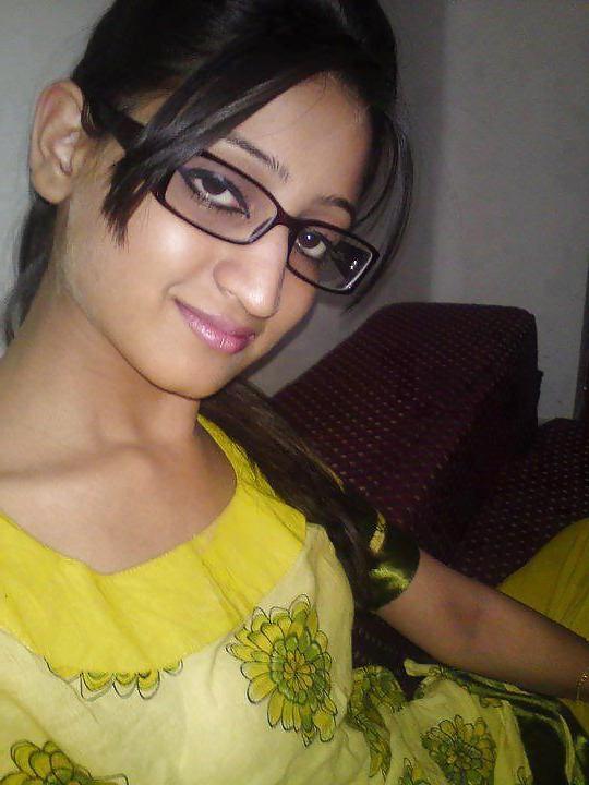 25P Pakistani and Indian College And School Girls Images