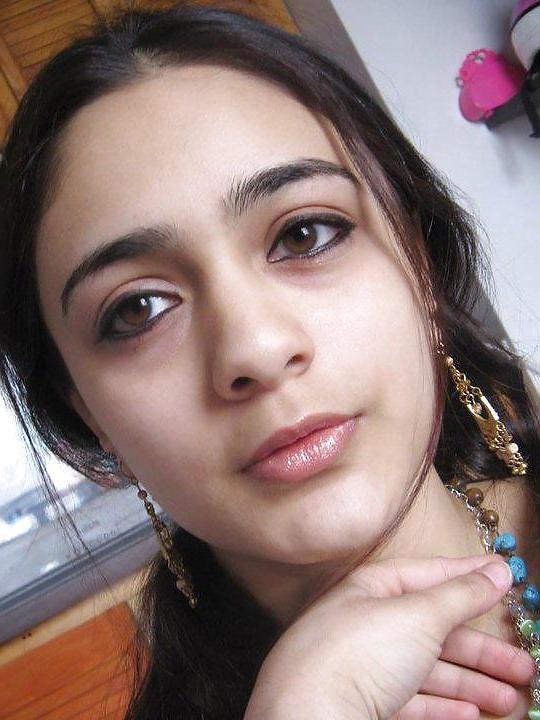 25P Pakistani and Indian College And School Girls Images