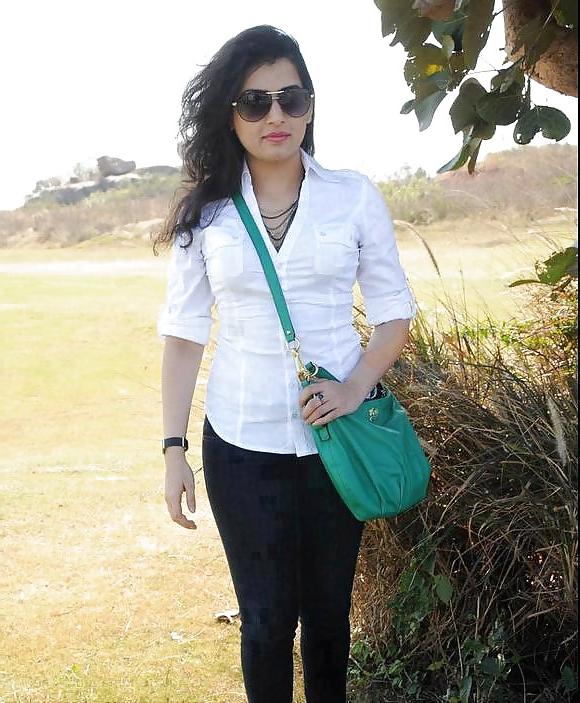 25P Pakistani and Indian College And School Girls Images
