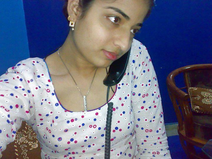 25P Pakistani and Indian College And School Girls Images