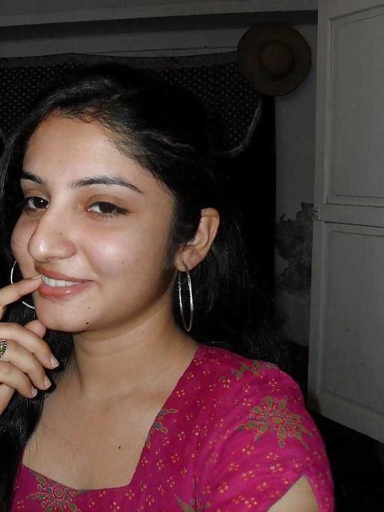 25P Pakistani and Indian College And School Girls Images