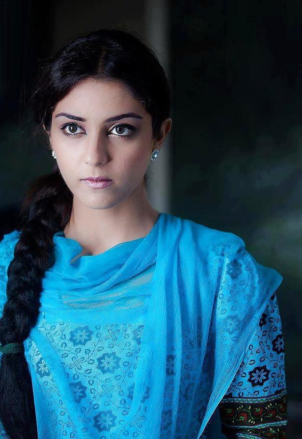 25P Pakistani and Indian College And School Girls Images